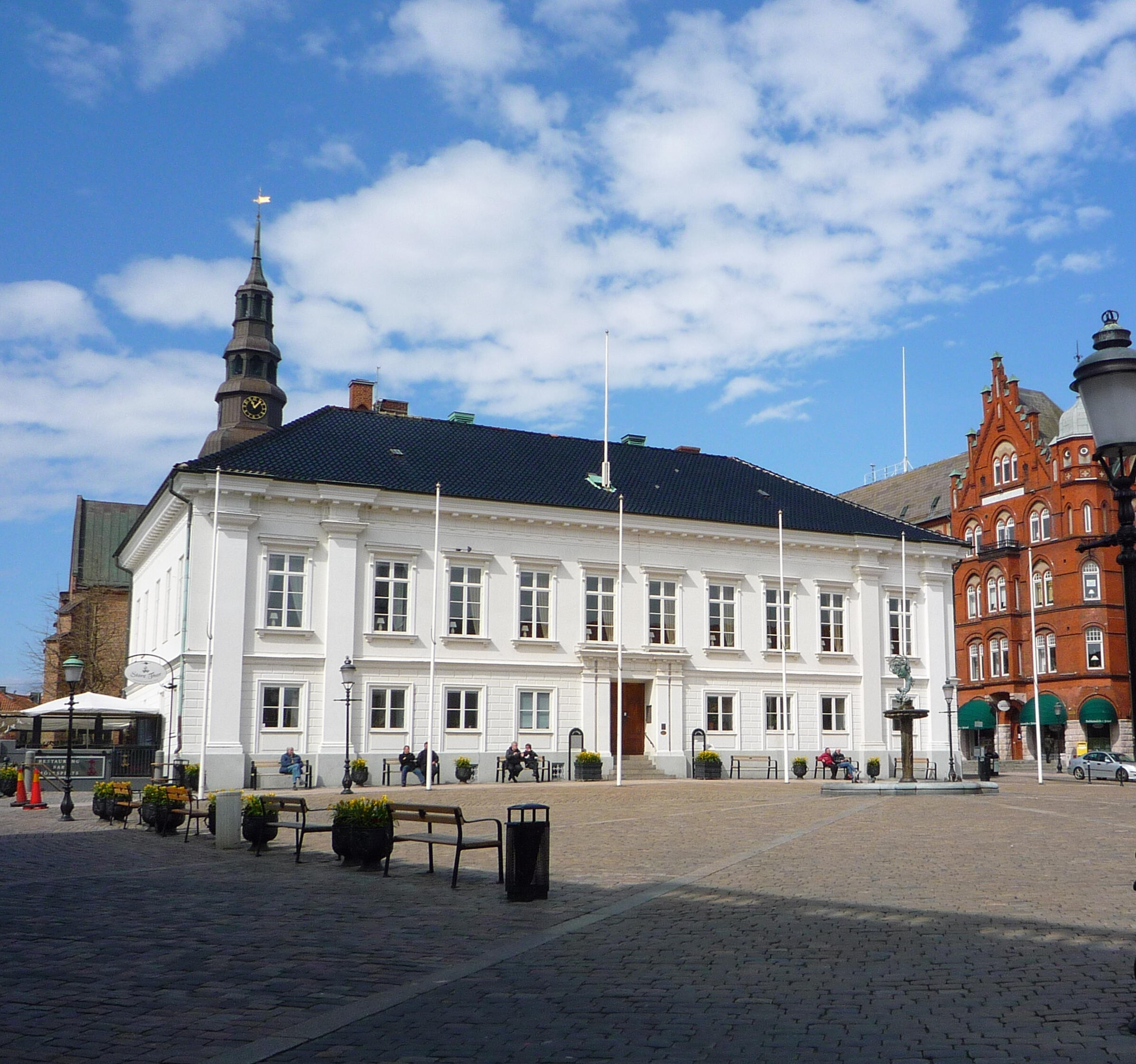 Hyr tält och möbler i Ystad hos YstadTältuthyrning. Vi levererar och transporterar till bra priset.